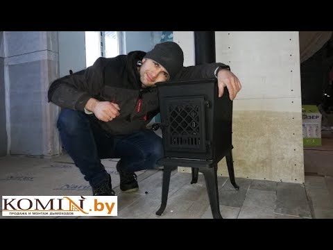 Печь Jotul F602 с монтажом и черным дымоходом внутри дома.