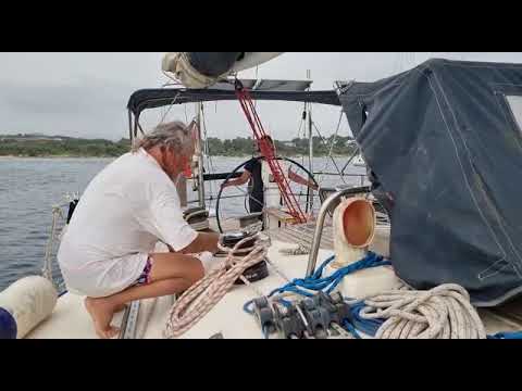 Großbaum abdirken nach dem Setzen des Großsegel.