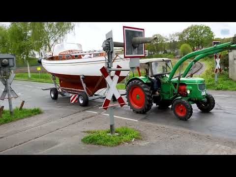 Traktor DEUTZ D50s schleppt die Yacht Vindö 50 SL nach Scharnebeck am 20.04.2024