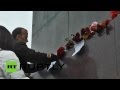 Жители Харькова несут цветы к постаменту снесенного памятника Ленину 