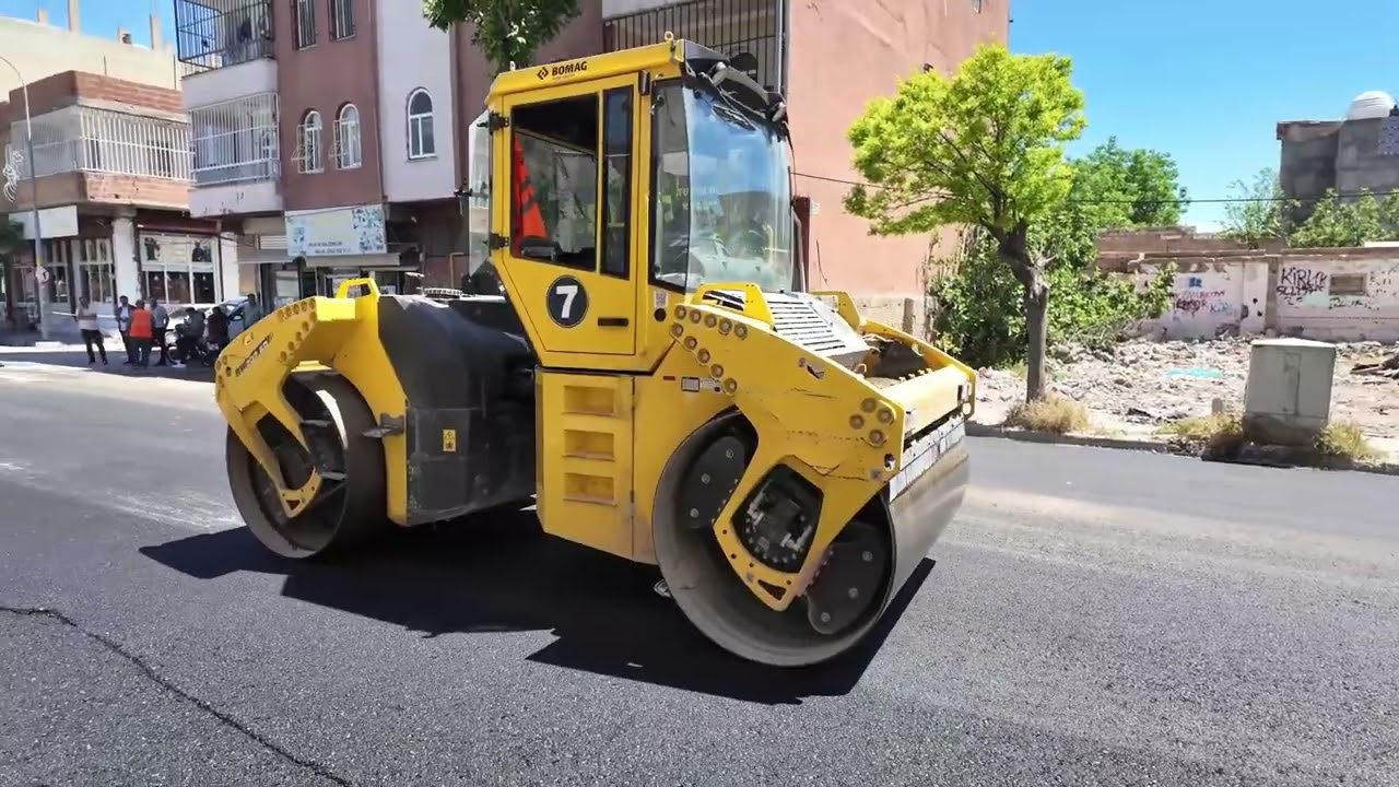 VİRANŞEHİR UĞUR BORAN CADDESİ’NDE ASFALT SEVİNCİ