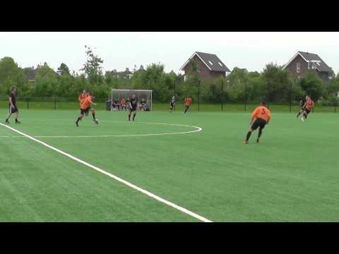 21 mei 2014 VV De Meern B2 - VV De Meern A2 vr 2-8 Uitstekende redding