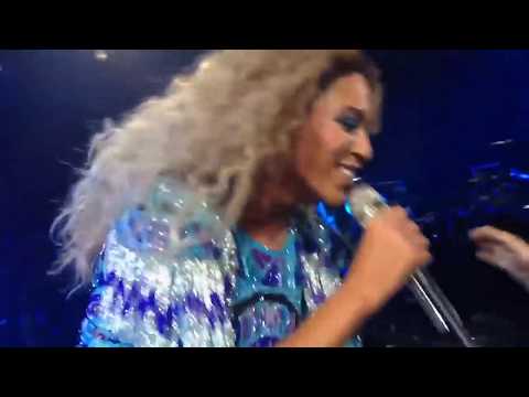 Beyonce lascia il microfono ad una sua Fan, e sbalordisce tutti per la sua voce Incredibile!!!