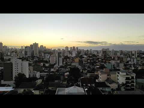 BRASIL TIME LAPSE CAXIAS DO SUL DAS 07H AS 08H CÉU COM NUVENS CARROS LUZES PRÉDIOS