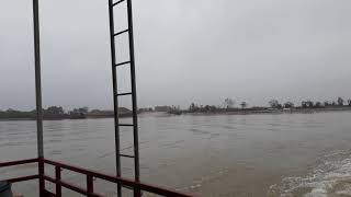 preview picture of video 'Đi phà qua cửa sông Đáy siêu rộng; Vietnam Travel - Super-wide river'