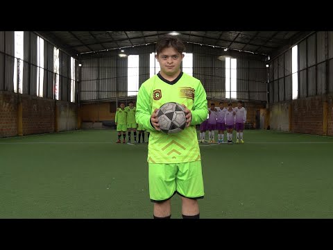 Soñaba con ser futbolista pero todos lo juzgaban por su condición pero él les demostró lo contrario