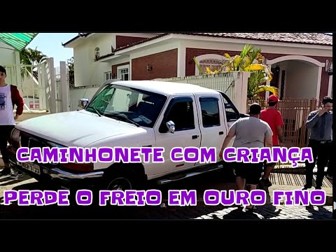 CAMINHONETE COM CRIANÇA DENTRO PERDE O FREIO NO CENTRO DE OURO FINO.