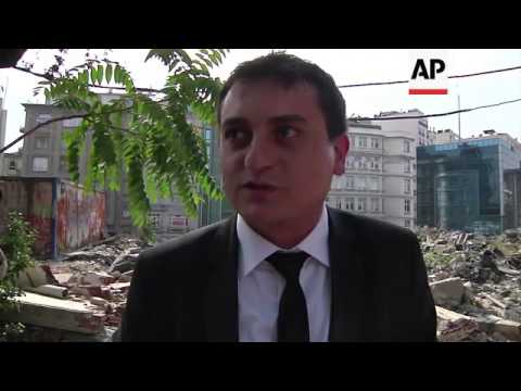 Protest couple back in Gezi Park, hours after taking time out to get married