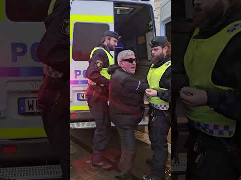 Palestinian man continues to fight with police
