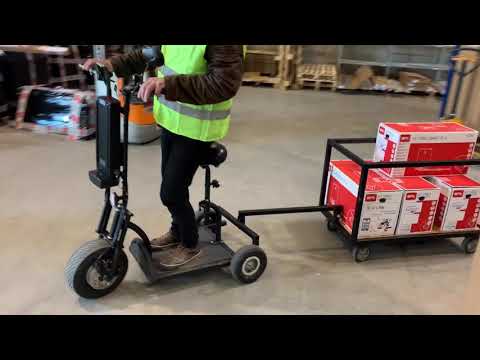 Triporteur avec remorque pour faciliter les déplacements du personnel