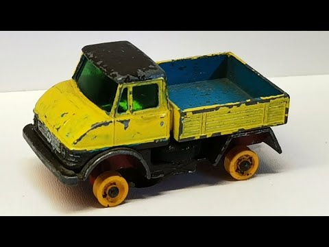 Restaurierung des Mercedes Unimog Nr. 49 durch Matchbox. Reifen und Haken montieren.