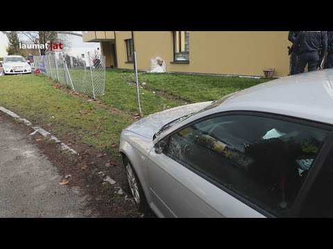 Auto bei Verkehrsunfall in Ried im Innkreis gegen Hausfassade gekracht