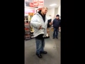 Borracho intenta robar alcohol en una tienda de licores