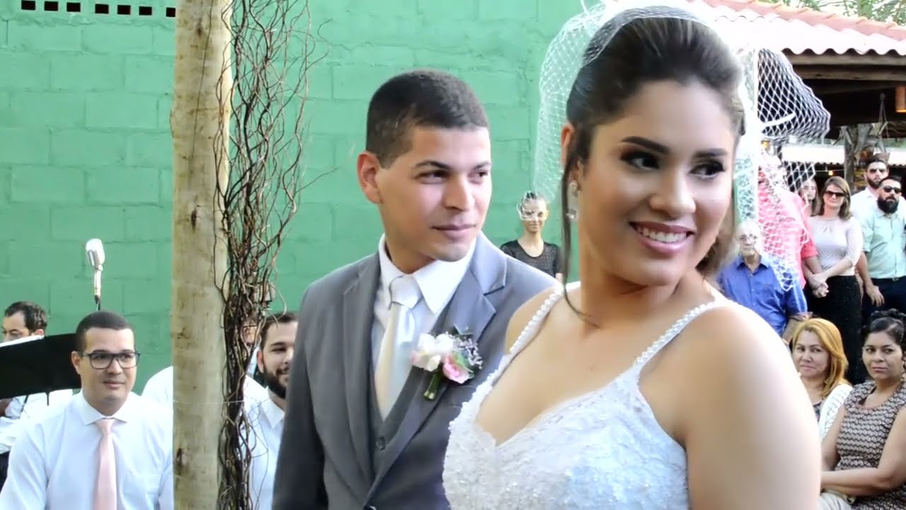 Pastor deixa noivos perplexos. Eles riem depois da fala na Cerimônia de Casamento . (*)