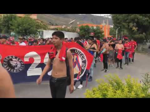 "La Hinchada de Wilstermann rumbo al Felix Capriles para el partido contra San Jose" Barra: Gurkas • Club: Jorge Wilstermann