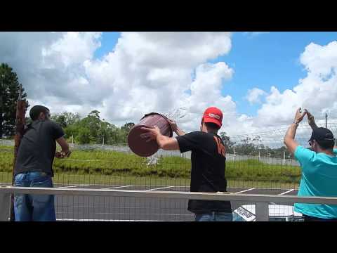 Passat Canhão completa 12 Horas de Tarumã - Comemoração com balde d'água