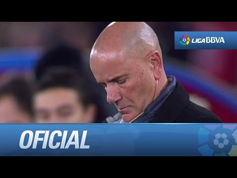Miguel Rivera, entrenador del UD Almería B, besando su medalla