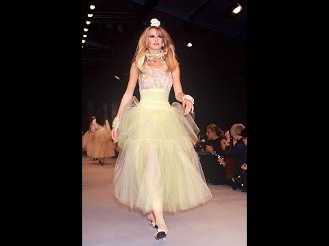 CLAUDIA SCHIFFER CATWALK CHANEL SPRING SUMMER (PARÍS) 1991-1997.
