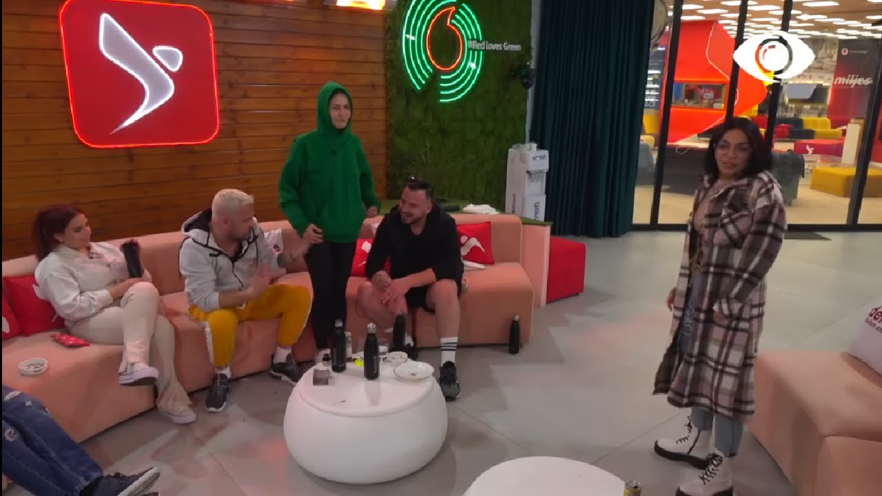 Loja e banorëve/ Djemtë u bëjnë make up-in vajzave