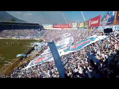 "Alianza F.C. campeón 2017 Recibimiento de la afición" Barra: La Ultra Blanca y Barra Brava 96 • Club: Alianza • País: El Salvador
