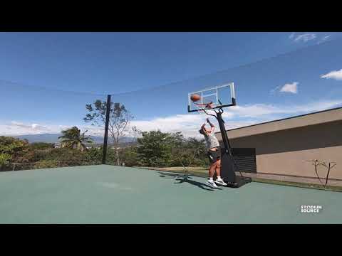 Tableros de baloncesto: Bryan Ruíz disfruta jugar basket en su tiempo libre