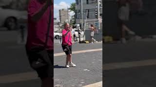 האהבה של תל אביב #השחריעלה (היוצר אליסף עמר) - התמונה מוצגת ישירות מתוך אתר האינטרנט יוטיוב. זכויות היוצרים בתמונה שייכות ליוצרה. קישור קרדיט למקור התוכן נמצא בתוך דף הסרטון