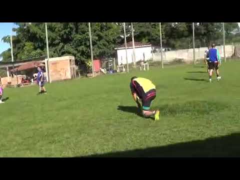 Bruno antecipa Beto, tabela com Tilico   Bruno solta um petardo, a bola explode na trave esquerda 23