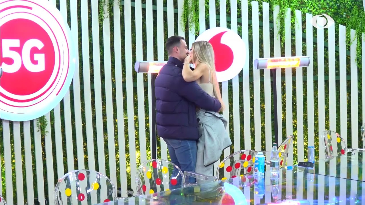 Mateo dhe Brikena kërcejnë të përqafuar nën ritmet e muzikës