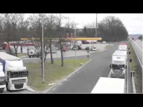 1. FC Köln Hooligans greifen Bus von Borussia Mönchengladbach Fans an