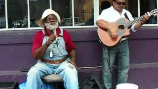 Grandpa Elliot & Oscar Castro - Cantores de rua em New Orleans!