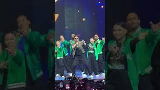 Download lagu Shah Rukh Khan dancing on Chammak Challo! 💥❤️ #SRK #GlobalVillage mp3