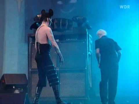 Marilyn Manson kicks John 5`s ass (good quality)
