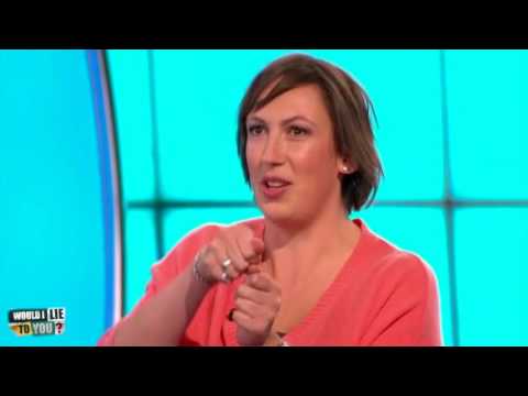 Zasekla se Miranda Hart v dětském zahradním domečku?