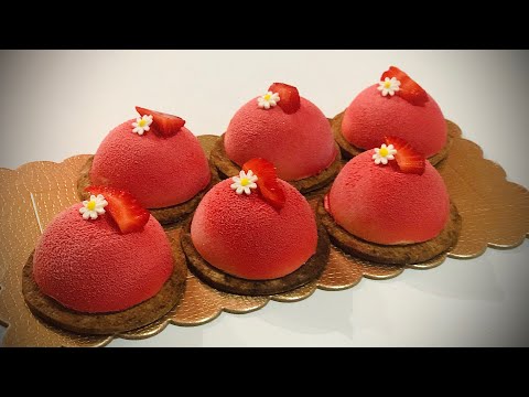 BAVARESE AL CIOCCOLATO BIANCO CON GELÉE ALLA FRAGOLA SU BISCOTTO DI FROLLA ALLA FRAGOLA