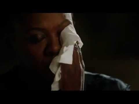 Annalise takes off the wig