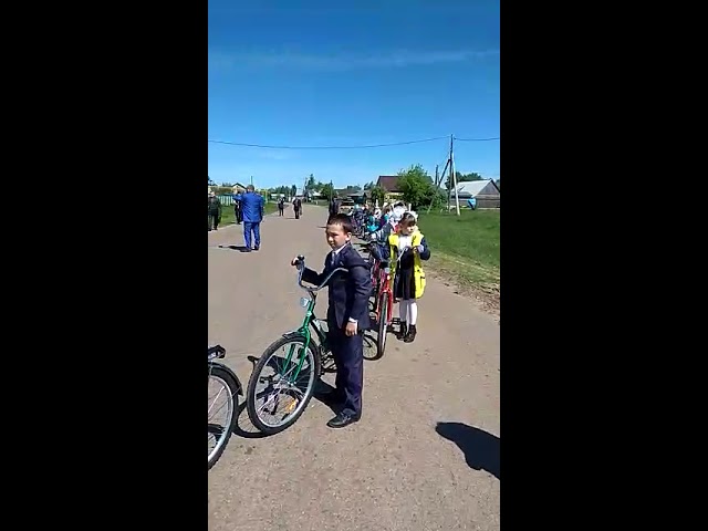 Иске Әнҗерә авылы балаларына авылдашлары Азат Мәҗитов 25 велосипед бүләк итте