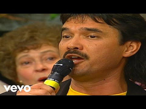 Bill & Gloria Gaither - Jesus Loves Me [Live] ft. Ivan Parker