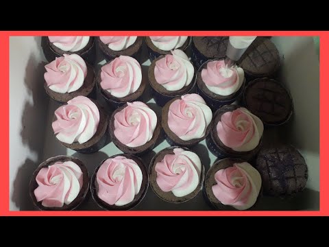 How to achieve two tone(color) cupcake icing