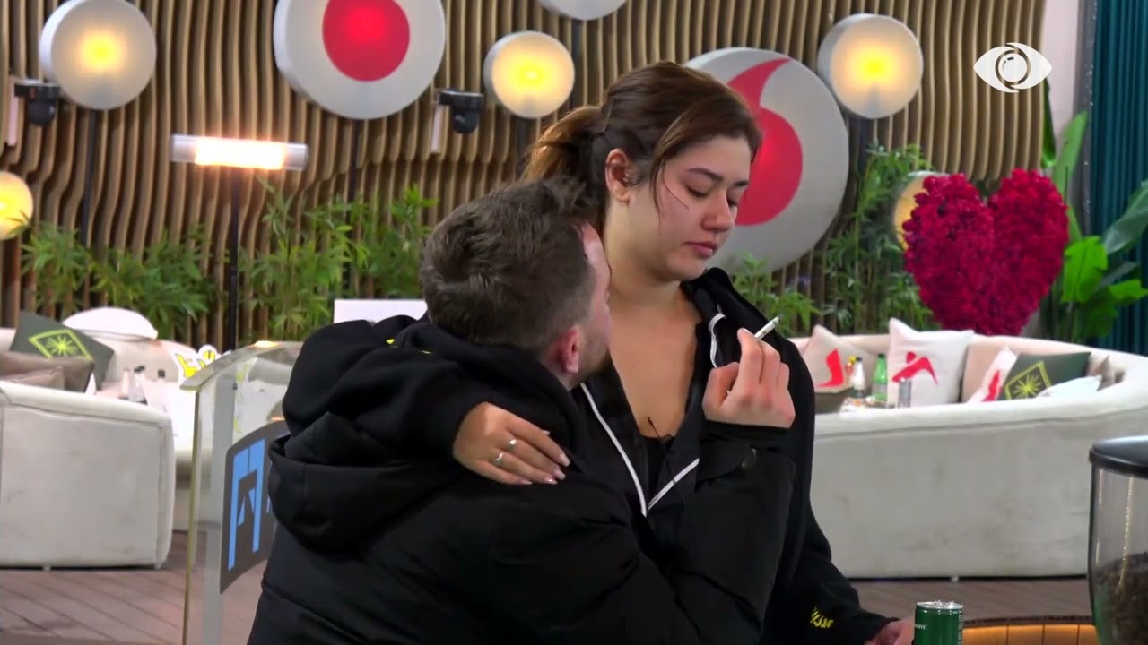 “Më fal”/ Krisa përqafonin Tirin pas debatit me Loredanën