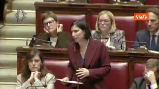 Schlein legge in Aula la 'letterina di Natale' a Meloni: «Liste d'attesa infinite per curarsi, ca...