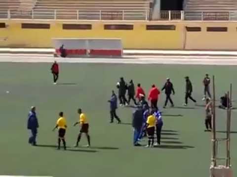 إعتداء أحد مسيرين وفاق ورقلة على حكم  مباراة وفاق ورقلة و إتحاد أفلو.