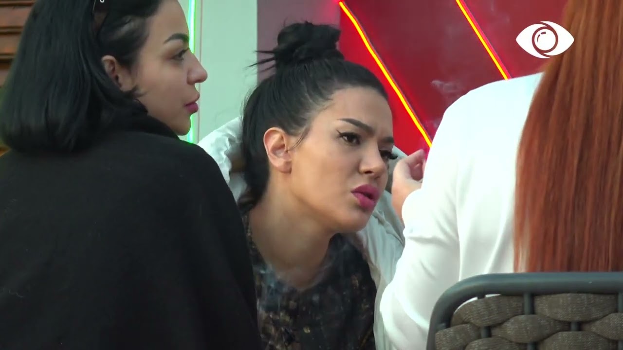 Njeriu nuk respektohet nga mosha, banorët diskutojnë në oborr