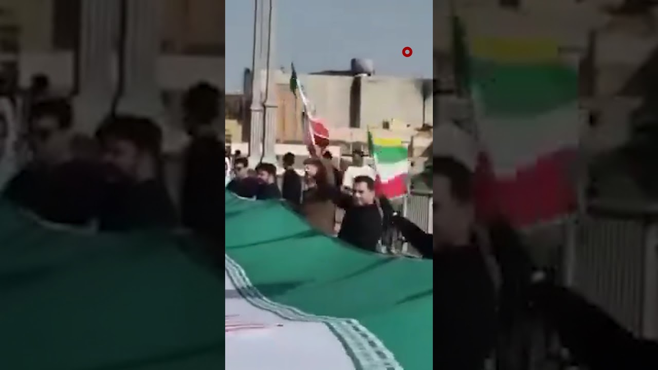 فيديو | #إيرانيون يتجمهرون قرب الجسور ومحطات التوليد مع اقتراب انتهاء مهلة #ترمب