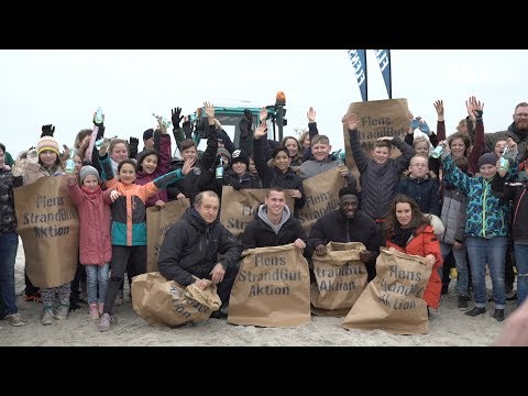 Aufräumaktion: Peter Heinrich Brix und Holstein Kiel Profis säubern Grömitzer Strand