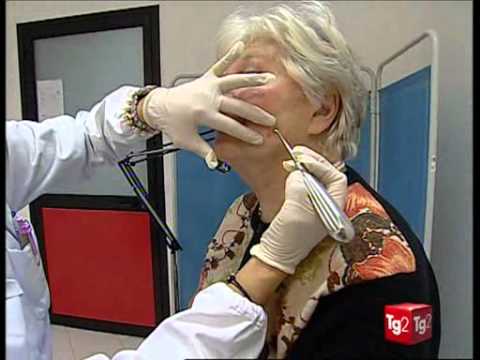 Come preparare la decolorazione di crema per il viso Come nascondere un posto di pigmentary sopra un labbro per mezzo di un trucco