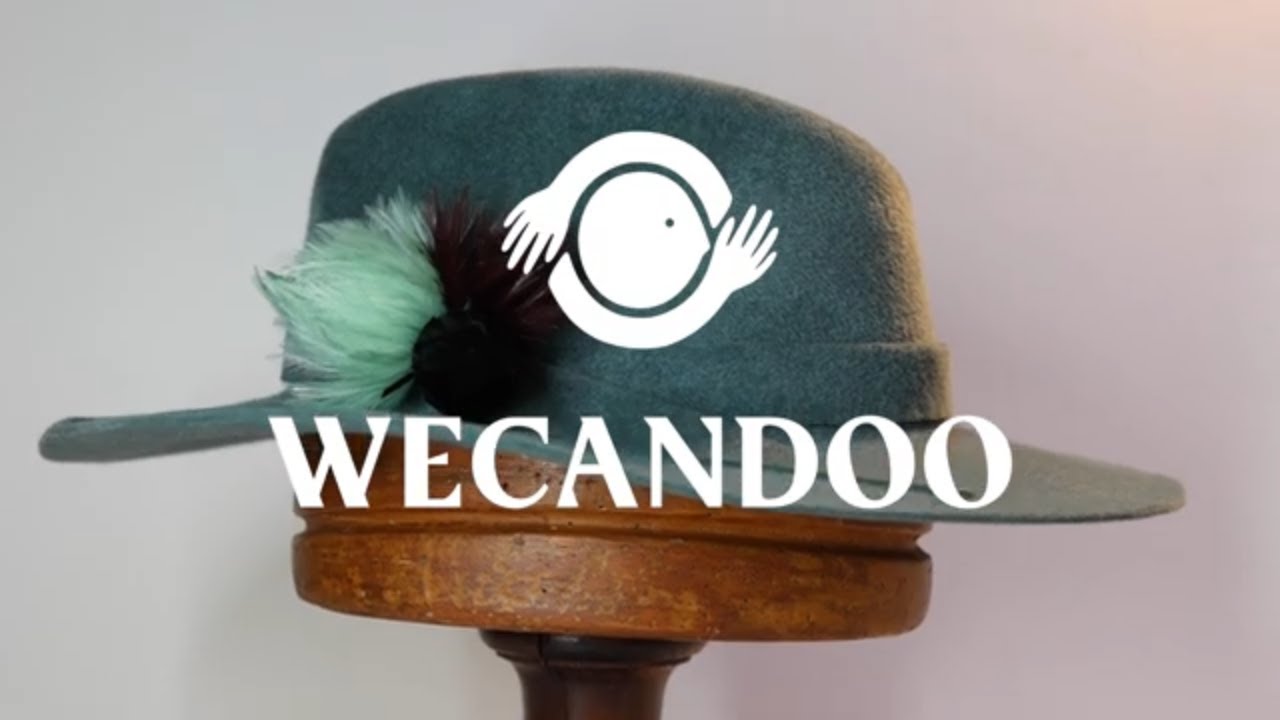 Habillez de plumes le chapeau en feutre de votre choix - Vidéo