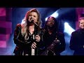 Kelly Clarkson Performs 'Love So Soft'
