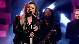 Kelly Clarkson Performs &#39;Love So Soft&#39;