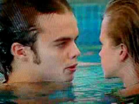 flor 2-il bacio tra franco e olivia in piscina