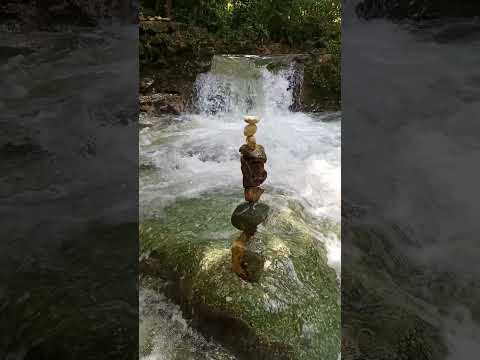 piedras en equilibrio, río de Jaruco, Mayabeque, Cuba.